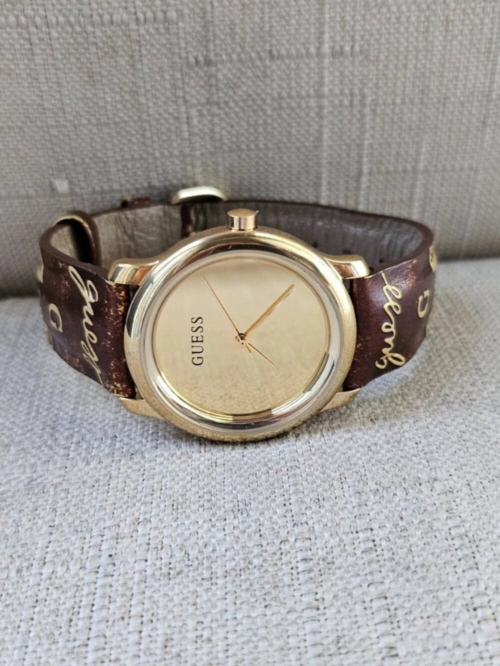 Vintage Guess Wristwatch Unisex Brown Leather Strap Gold Tone Face Analog Watch - Picture 4 of 12
